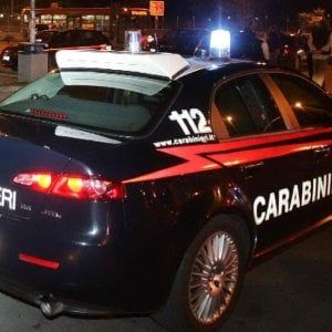 Ferrara, lite in auto: lei si lancia giù in corsa e lui tira dritto