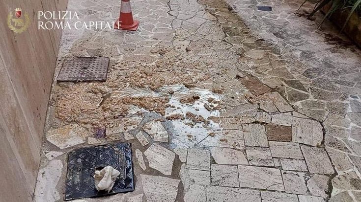 Ristorante cinese Esquilino, cibi in terra e scarti nelle fogne del palazzo: disastro a cielo aperto