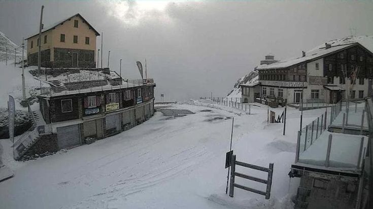 Maltempo in Lombardia, forte grandinata a Varese e nevicate abbondanti in montagna