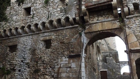 Sermoneta, dal 30 maggio il castello riapre alle visite. Nel week end in 4 mila a Ninfa