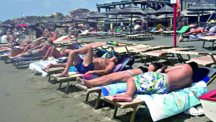 Tra luna e falò benvenuti nell’eterno effimero italiano