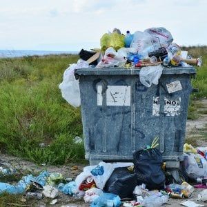 Tassa rifiuti nella bolletta elettrica. Il governo: giusta, ma non se se la faremo