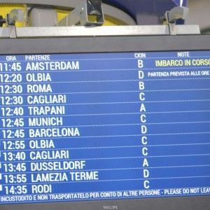 Incubo a Caselle per 150 passeggeri, ventiquattr'ore di attesa per andare a Olbia con Volotea