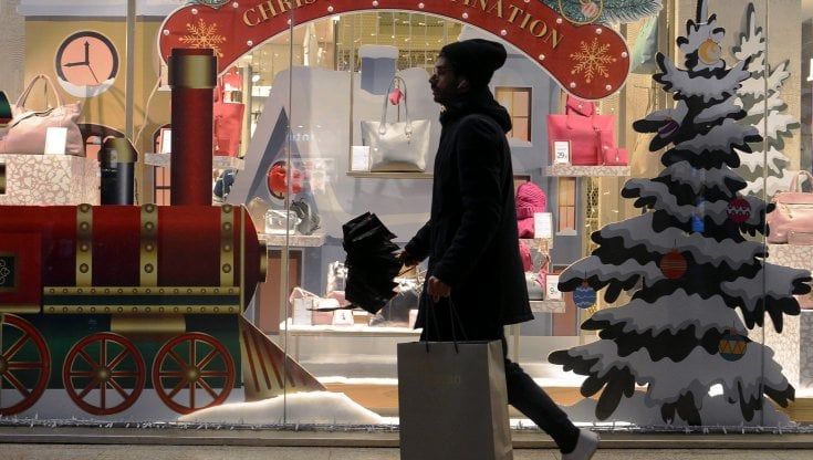 Natale a Milano, in centro tanta gente ma ancora pochi acquisti: "Con i prezzi che salgono attenzione a ogni regalo fatto"