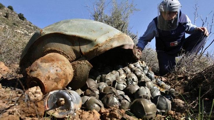 Munizioni a grappolo usate sia dai russi che dagli ucraini nonostante il divieto totale: un rapporto traccia i danni sui civili causati da armi proibite
