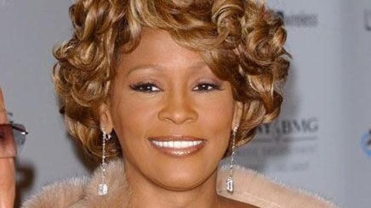 Oprah Winfrey: “Whitney Houston cadde dal palco durante il mio show a causa della droga”