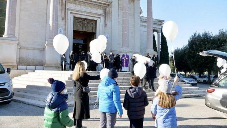 A Bari commozione e palloncini bianchi al funerale del bambino di 9 anni morto soffocato. Il vescovo : "Restiamo umani"