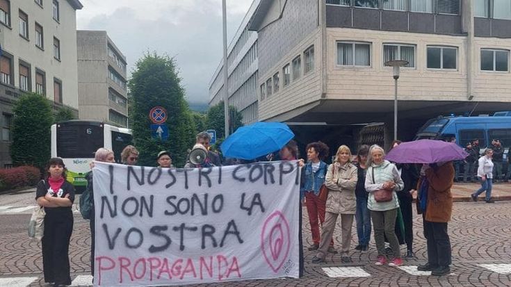 La ministra Roccella contestata al Festival dell’Economia di Trento: “Via Pro Vita dai consultori, vai a casa”