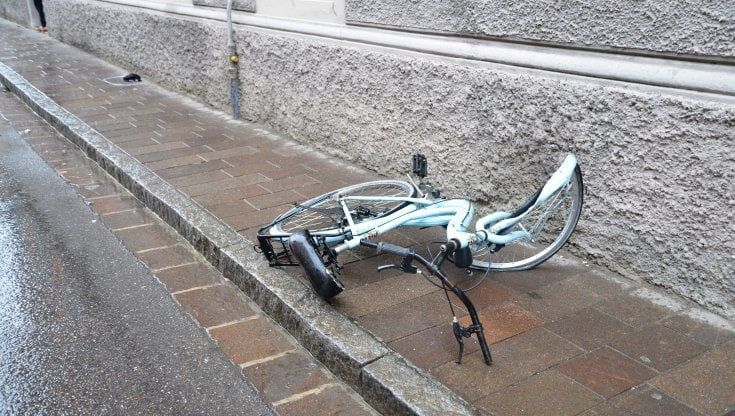 Urta un ciclista 74enne e scappa: rintracciata pirata della strada a Basiglio. L'uomo in terapia intensiva