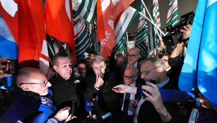 Sanità, il giorno della riforma di Bucci: la protesta dei sindacati davanti alla Regione
