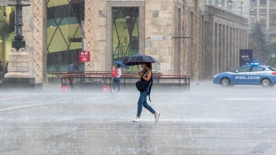 Maltempo, allagamenti a Milano, il Seveso rischia di esondare