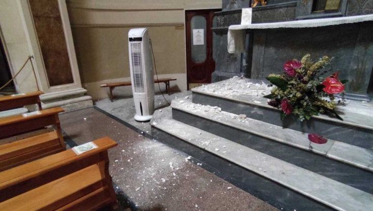 Bari, nella chiesa di San Ferdinando cade pezzo di stucco: si riapre domenica 7 agosto. L'appello: "Aiutateci a sostenere i lavori"
