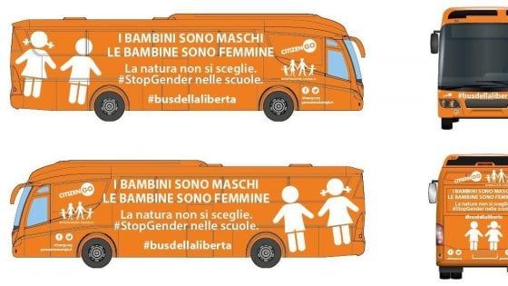 Bus no-gender, si accende la polemica: il Comune revoca autorizzazione per la manifestazione di venerdì