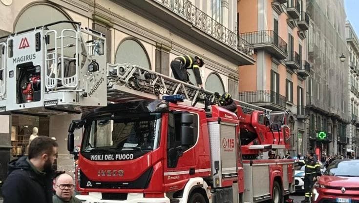 Via Toledo, fregio si sgretola da facciata di un palazzo: pietre cadono su un balcone, nessun ferito