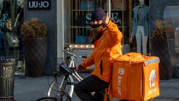 I rider hanno per la prima volta un contratto: Just Eat li assumerà come lavoratori dipendenti