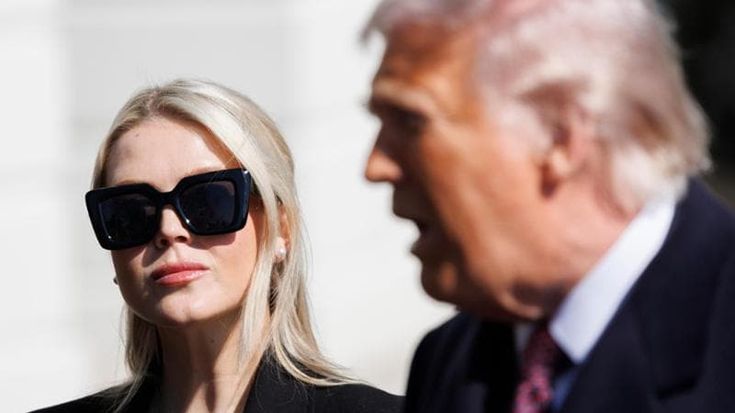 Mistero sull’addio di Leavitt: “Punisce Trump che la lasciò sull’aereo-esca di Ankara”