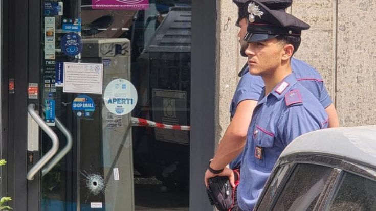 Spari contro il Lazio Store di Ostia: dietro l’agguato la guerra tra i clan