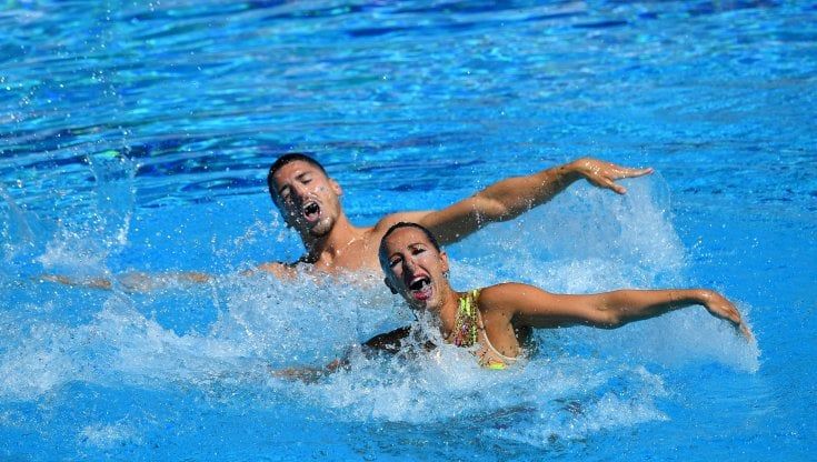 Mondiali Budapest, Giorgio Minisini e Lucrezia Ruggiero oro nel duo misto del sincro. E dal libero combinato arriva il bronzo