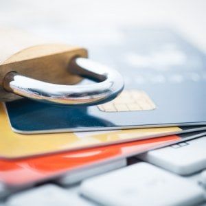 Banche: addio chiavette di sicurezza, ma salgono i costi. Come si difende il risparmiatore?