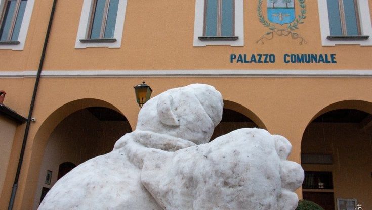 Nel Varesotto Polly Ted, l'orsa gigante di neve che insegna ai bambini a combattere i cambiamenti climatici