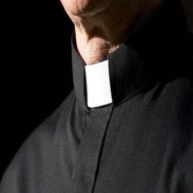 Pedofilia, il tribunale della Santa Sede dà ragione a un prete accusato di abusi: “Io diffamato”