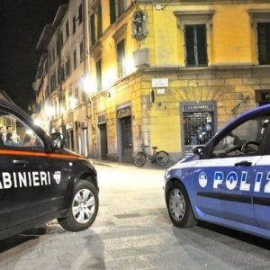 Rimini, turista penzola nel vuoto: presa per i capelli dalla polizia