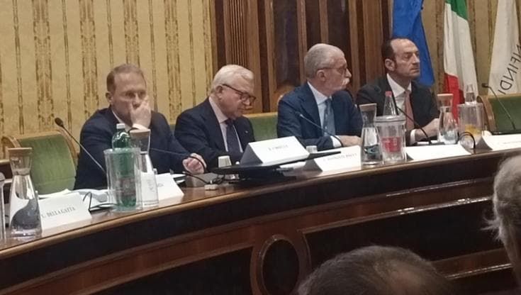 Cirielli attacca Fico su pensioni e proprietà abusiva. "Ignorante, fondi europei si possono usare”