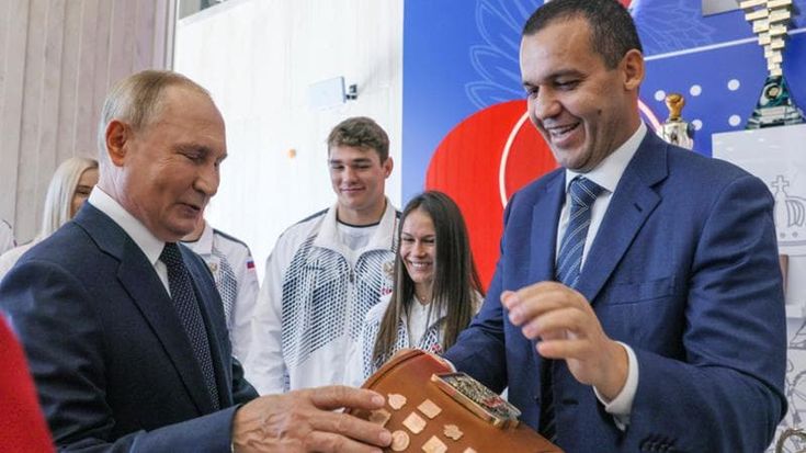 Putin premia il capo della boxe del caso Angela Carini: è il nuovo padrone del più grande concessionario di auto