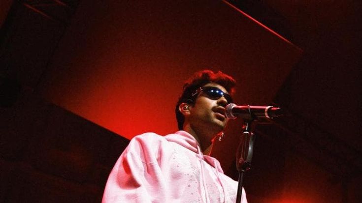 Mahmood, graffi e velluto di successo