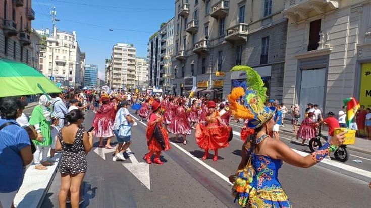 Festa della Madonna di Urkupiña, sfilano e ballano in corso Buenos Aires migliaia di boliviani in costume