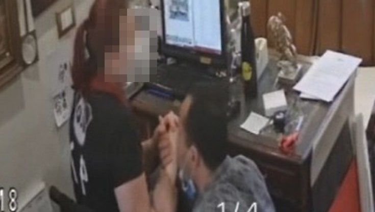 Milano, fermava le donne per chiedere informazioni stradali e in cambio dava baci e abbracci non richiesti: denunciato molestatore seriale