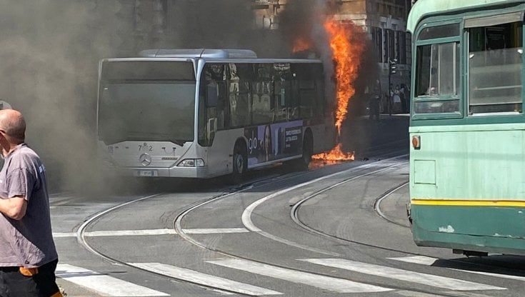 Autobus a fuoco a Roma, è il settimo da inizio dell'anno. Calenda ironico: "Sono appena andato a fuoco anche io"