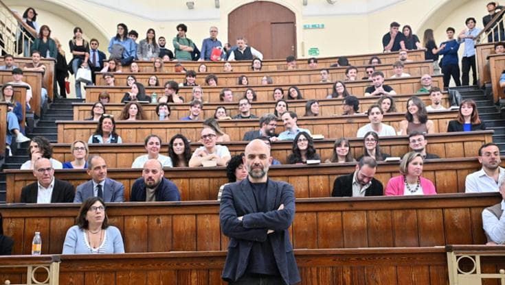 Gomorra, 20 anni dopo. Saviano nella “sua” Università: “La lotta alla mafia non è più una priorità”