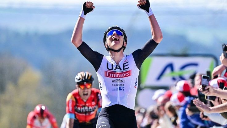 É ancora Pogacar, anche alla Freccia Vallone: vince e ora sfida Evenepoel alla Liegi per fare tris nelle Ardenne