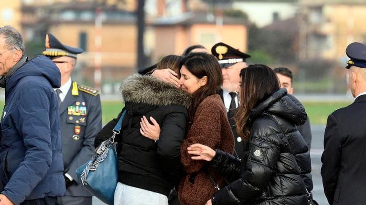Matilde, 15 anni, sul C-130 con la bara del fratello. “Scavava a mani nude per cercarlo”