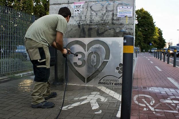 Graffiti sostenibili. L'art street si lava via<br />Iniziativa per la mobilit&agrave; slow del centro