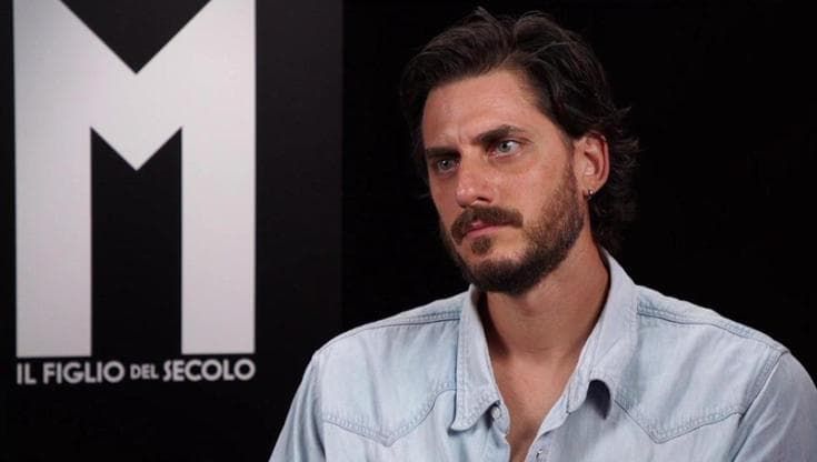 'M. Il figlio del secolo', la serie a Venezia 81. Luca Marinelli: "Mussolini cercava il pubblico come fanno i politici di oggi sui social"