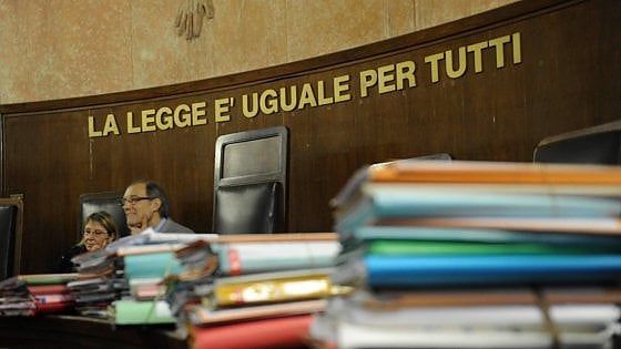 Brindisi, palpeggiarono una compagna di classe: 5 studenti a processo