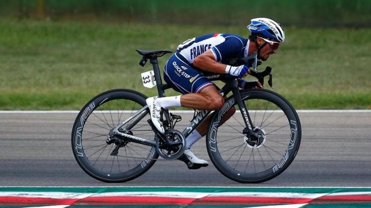 Alaphilippe in declino, per il suo team manager la colpa è di sua moglie: “Vive sotto l’influenza di Marion Rousse. E poi troppe feste e troppo alcol”