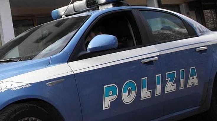 A casa dell’ex moglie per minacciarla con una tanica di alcol, lei fugge in auto, lui la insegue e viene arrestato a Firenze