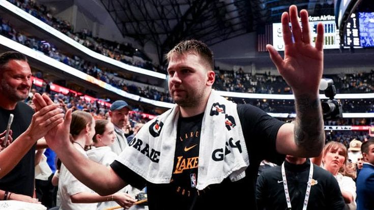 Doncic torna a Dallas da ex e piange. Ovazione del pubblico: “Grazie di tutto”. Poi segna 45 punti