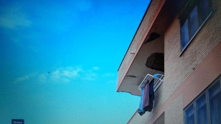 Fiumicino, donna cade dal balcone mentre fa le pulizie: soccorsa dall’elicottero dell’Ares