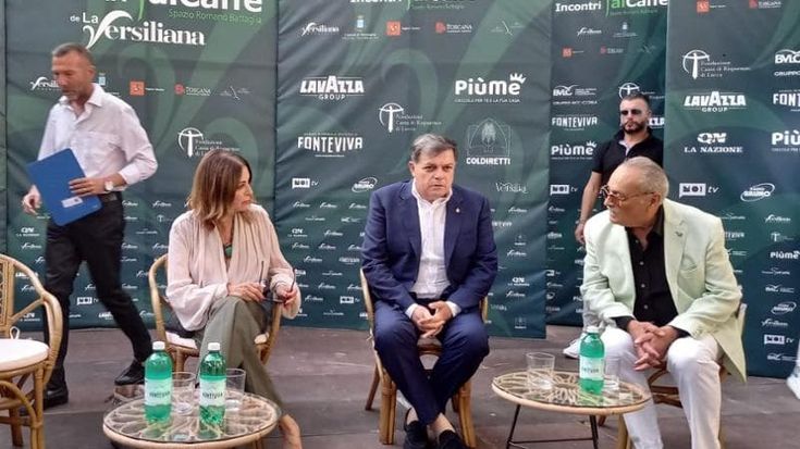 “Ladra, vergogna”. Santanchè contestata alla Versiliana chiede lealtà agli alleati