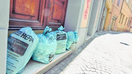 Bologna, cambia la distribuzione dei sacchi della differenziata in centro storico