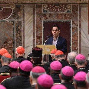 Pedofilia, ovazione per la vaticanista che 'avverte' i vescovi: "Punite le mele marce o saremo i vostri peggiori nemici"