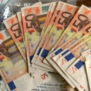 Latina, trovano borsa con 95 mila euro e la restituiscono al proprietario
