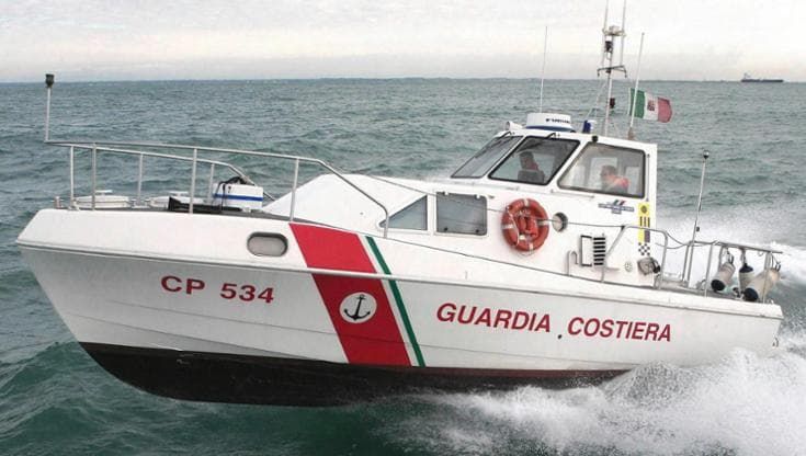 Trovato il cadavere di una donna nelle acque di Riposto, indaga la procura di Catania