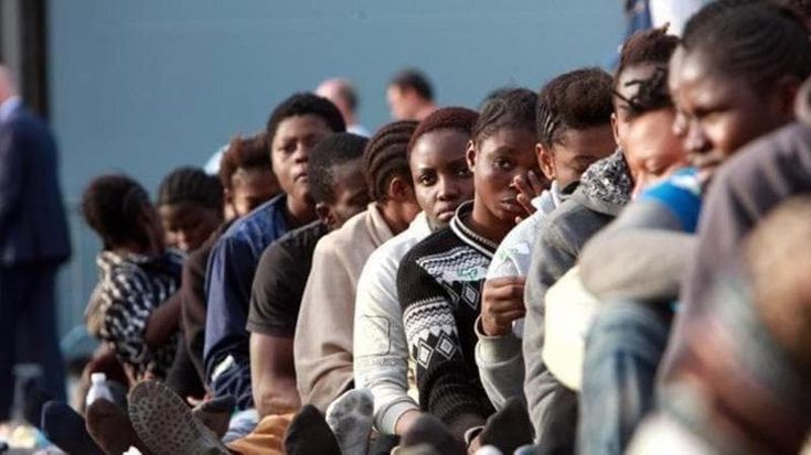 Migranti, scendono gli sbarchi ma non il rischio di morire. Gli irregolari (in calo) sono 321mila