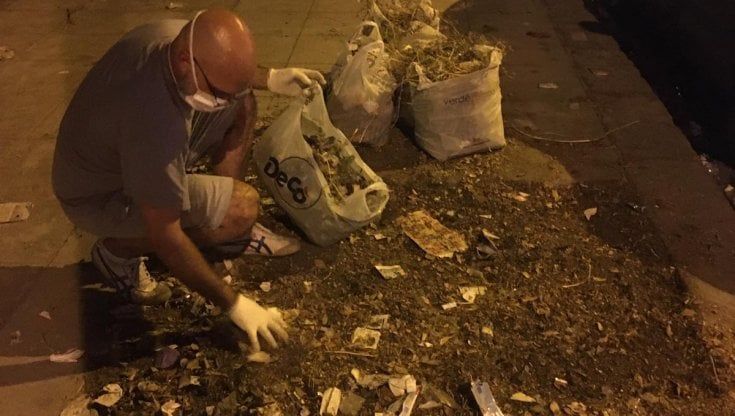 L'ingegnere-spazzino improvvisato pulisce via dei Cantieri