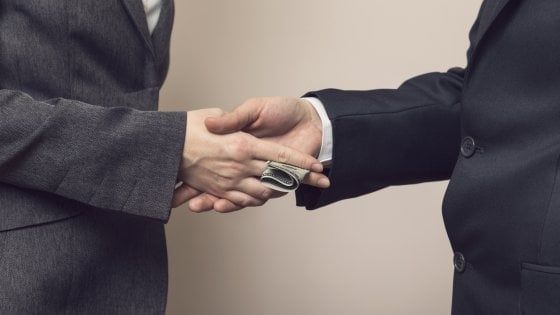 Riduce la crescita e aumenta le disuguaglianze: per il Fmi la corruzione pesa 1.500 miliardi